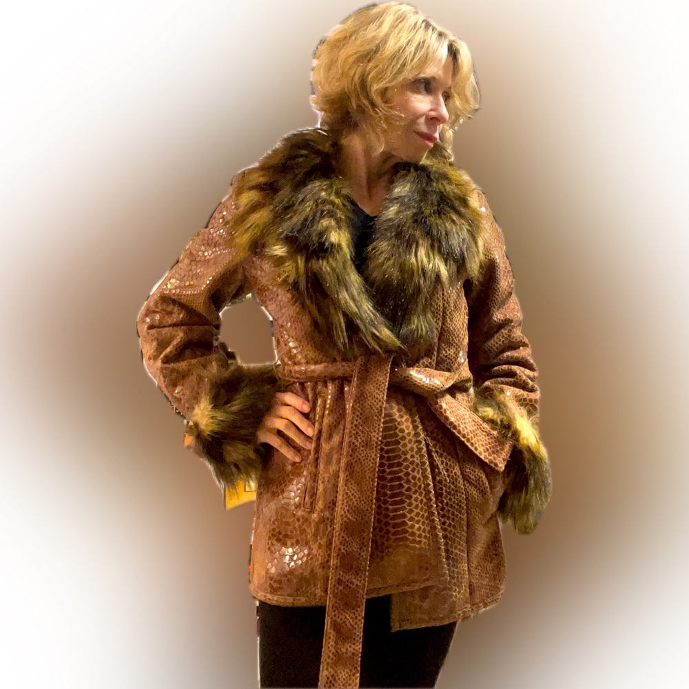 💥STATEMENT PIECE💥 THAT YOU CAN WEAR ANYTIME! RARE FIND-Animal Friendly FauxFur
